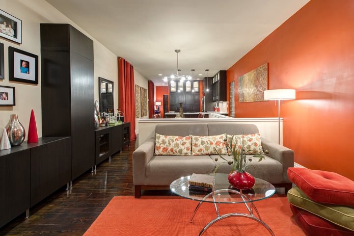 Stile moderno in soggiorno con parete arancione
