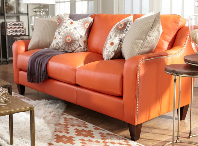 divano in pelle arancione