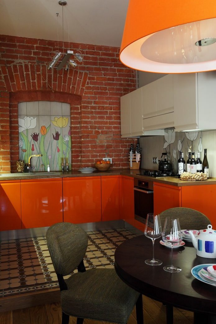 interno cucina loft con mobili arancioni