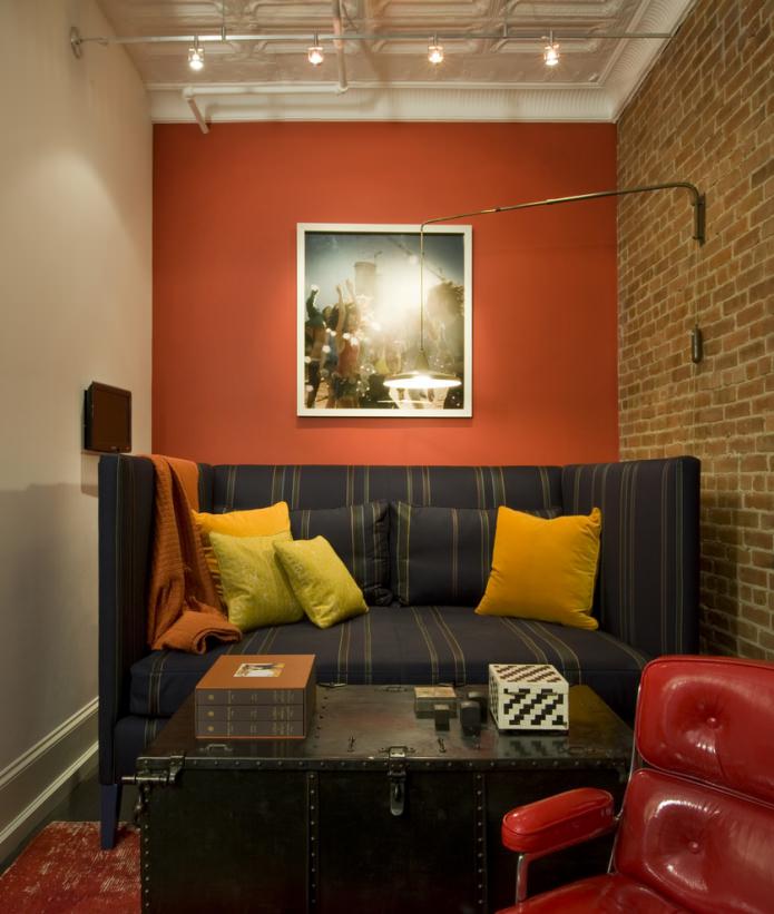 interno loft con muro in mattoni