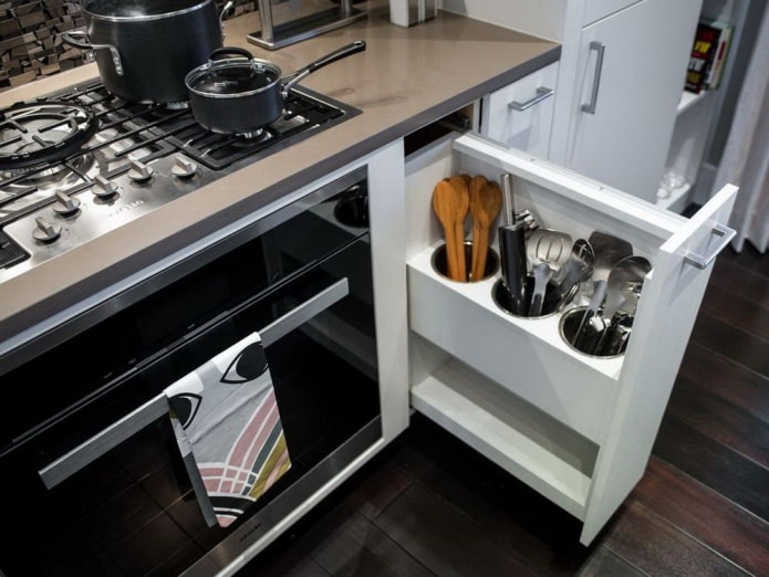 cucina con un design pratico per riporre gli utensili