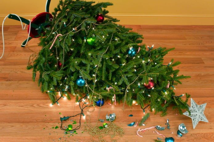 Albero di Natale caduto