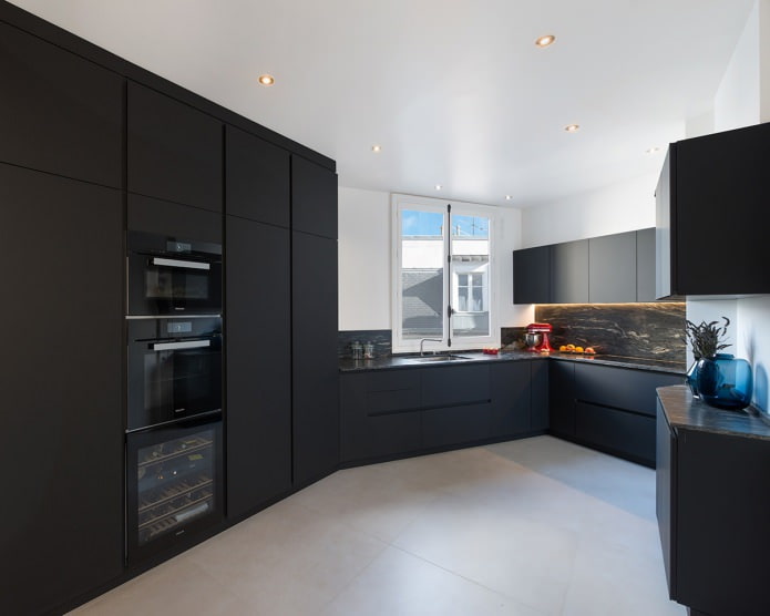 design cucina con mobili neri in stile minimalista