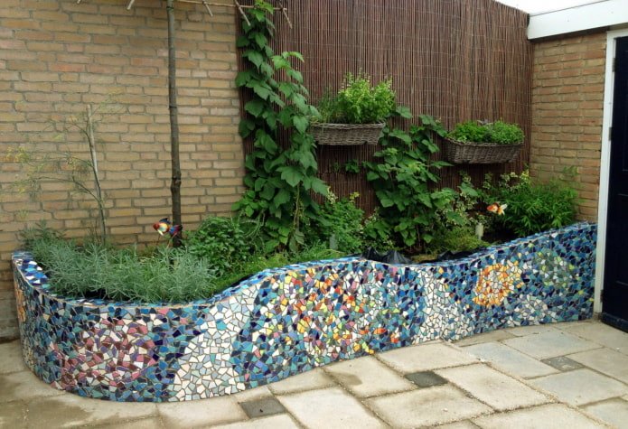 Decorazione per aiuola con piastrelle rotte