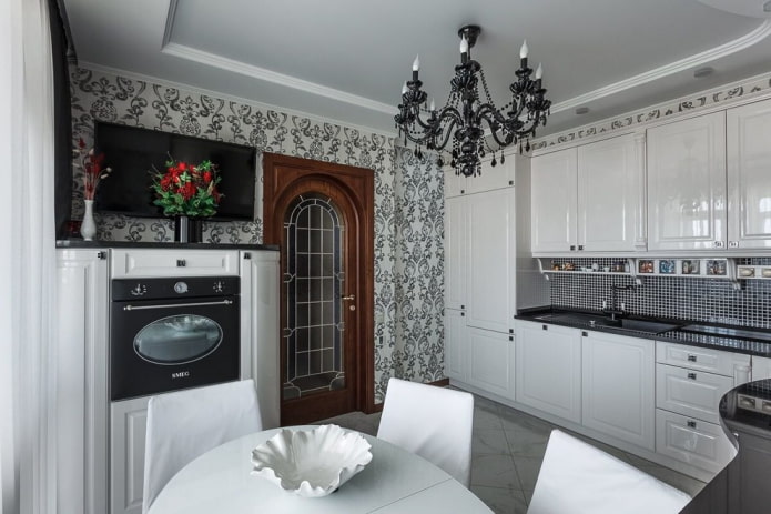 illuminazione di un soffitto teso all'interno di una piccola cucina