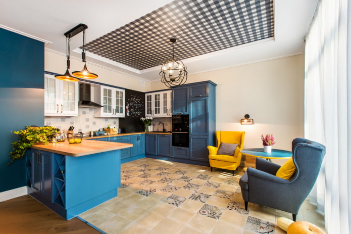 soffitto teso con un lampadario all'interno della cucina