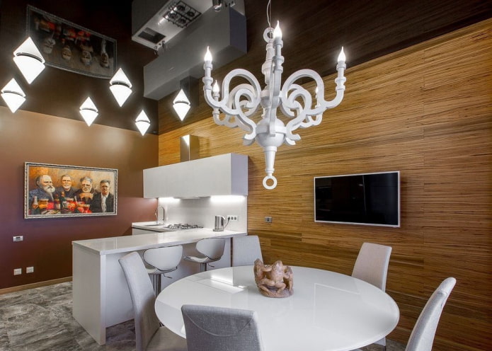 soffitto teso con un lampadario all'interno della cucina