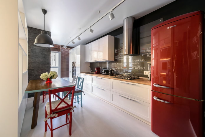 soffitto teso con faretti all'interno della cucina