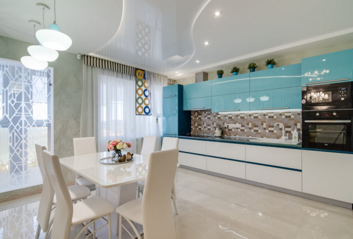 soffitto teso con illuminazione a zone in cucina