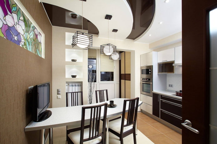 Illuminazione di un soffitto teso all'interno di una piccola cucina