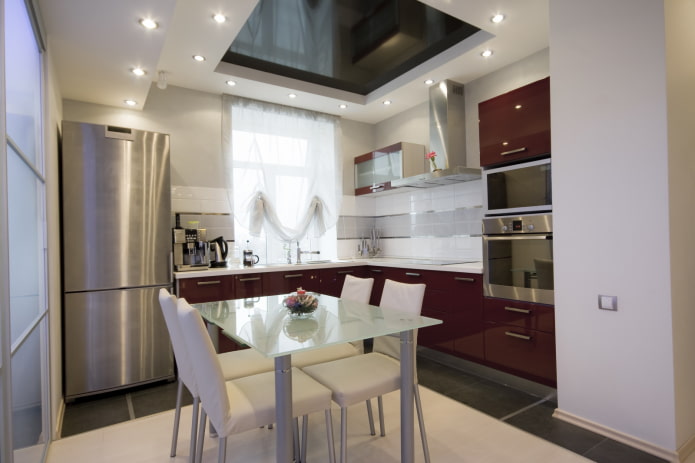 Illuminazione di un soffitto teso all'interno di una piccola cucina