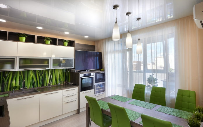 illuminazione di un soffitto teso all'interno di una piccola cucina