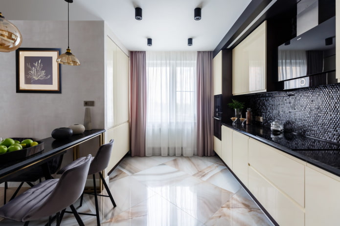 soffitto teso con faretti nell'interno della cucina