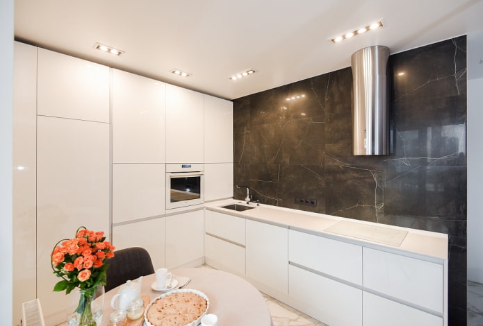 illuminazione di un soffitto teso all'interno di una piccola cucina