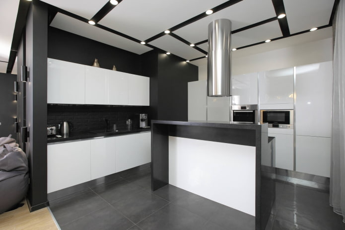 Soffitto bianco e nero con illuminazione con faretti