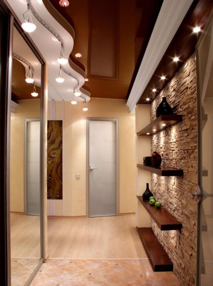illuminazione in un corridoio con soffitto teso