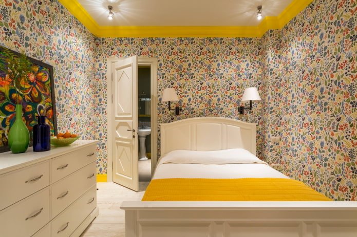 Piccola camera da letto con applique e faretti