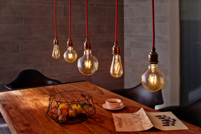 Lampade Edison sopra il tavolo