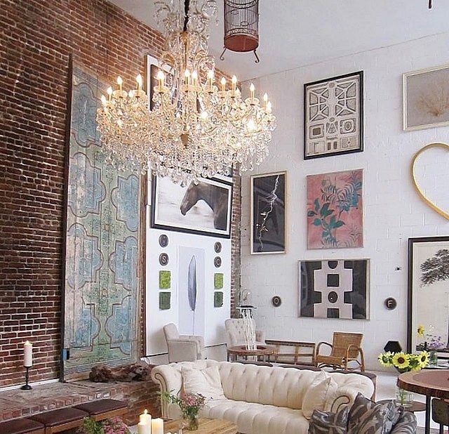 Lampadario di cristallo in un interno in stile loft