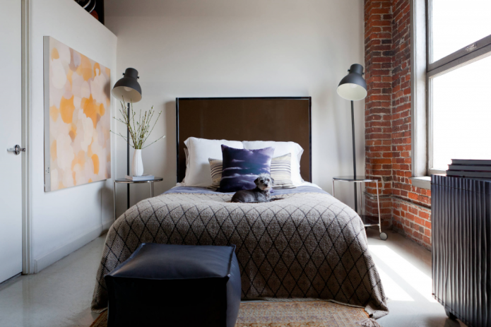 Lampade da terra in una camera da letto in stile loft