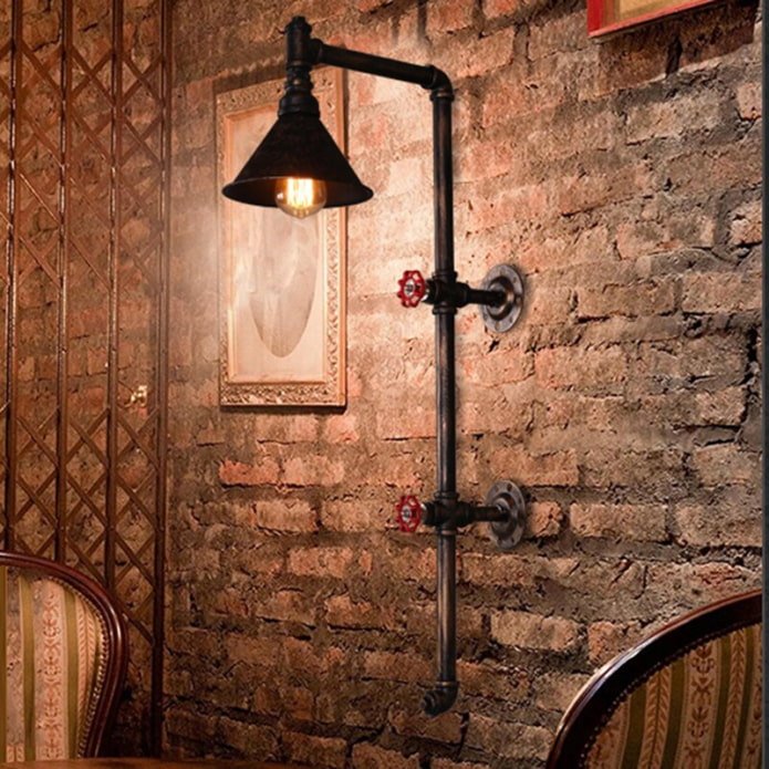 Lampada da parete in tubi in stile industriale