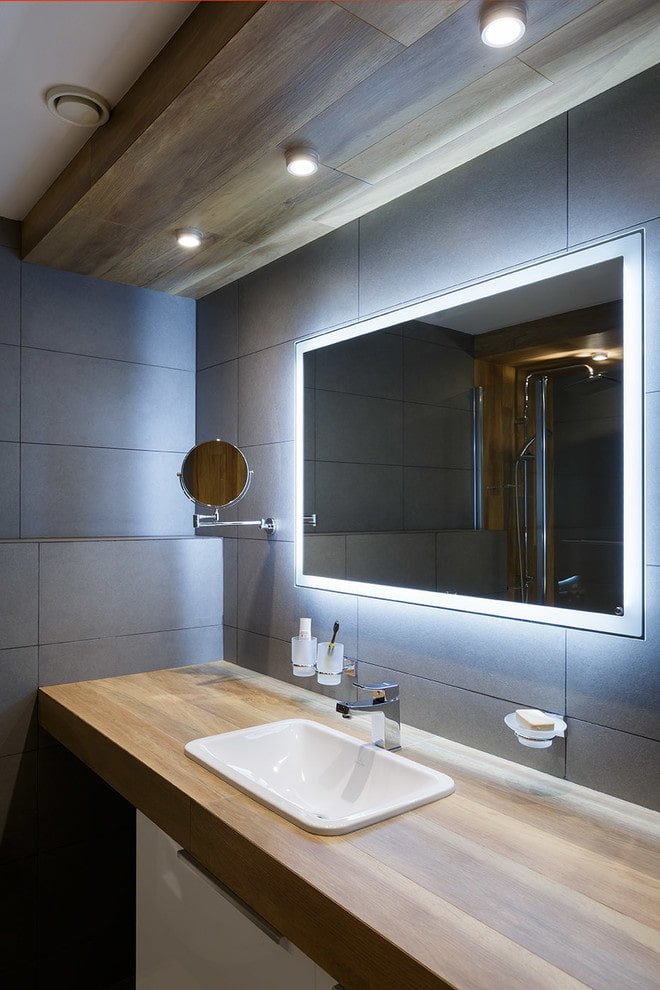 illuminazione a zone nell'interno del bagno