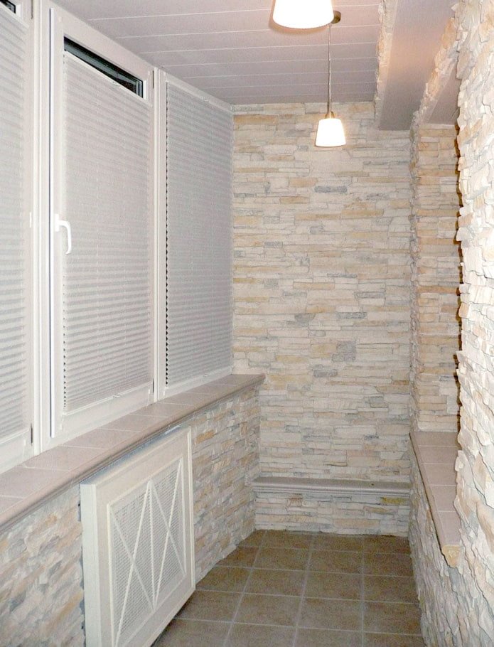 Rifinitura in pietra del balcone