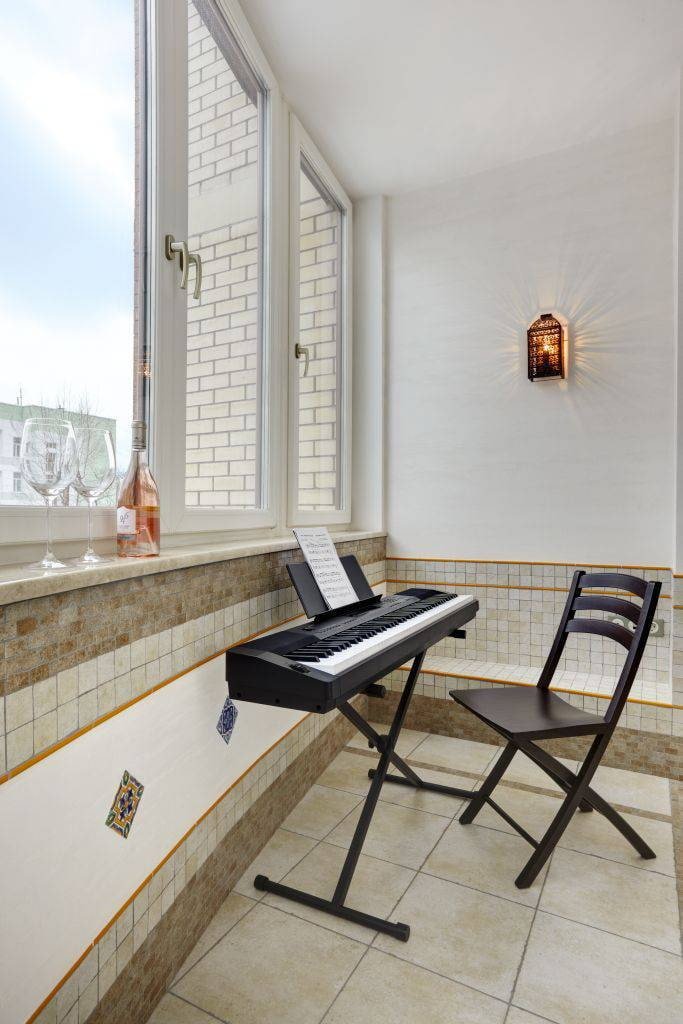 Strisce di piastrelle e pietra sul balcone