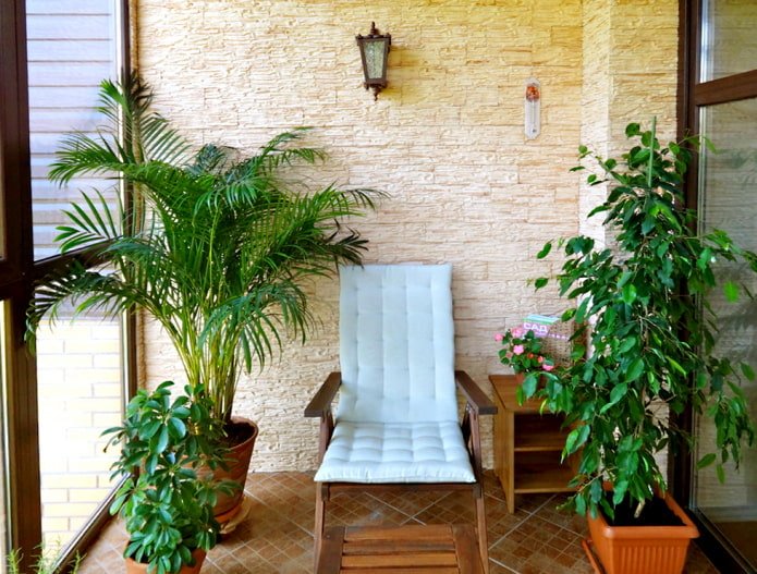 Fiori e arenaria sul balcone