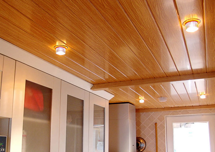 Finitura del controsoffitto a pannelli in PVC