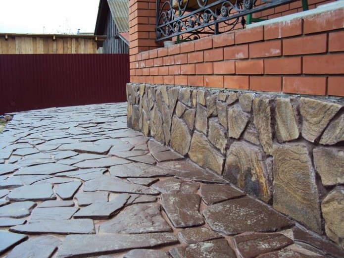 rifinitura della base con pietra naturale
