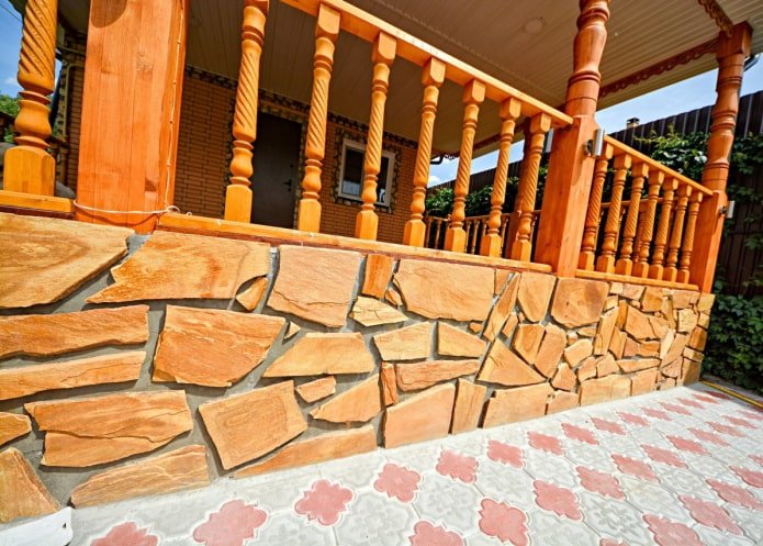 pietra sulla facciata della casa