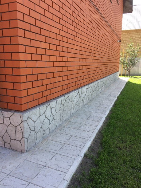 battiscopa in pietra chiara