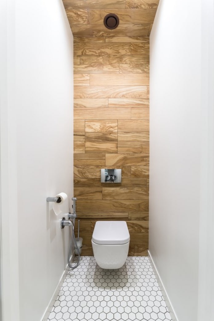 Legno sulla parete del WC
