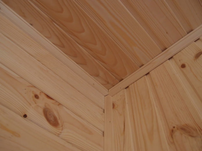 installazione di un angolo interno per assicelle