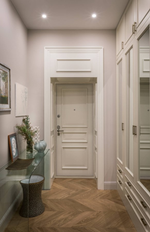 decorazione della porta d'ingresso con pannelli in MDF con modanature