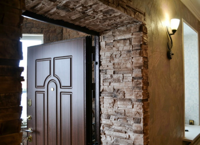 decorazione della pendenza con pietra