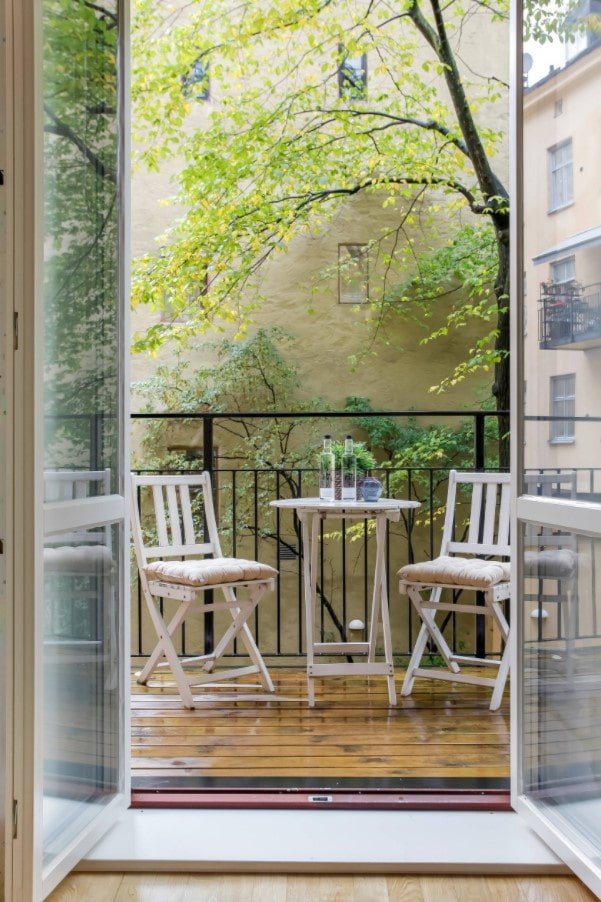 pavimento in legno su una loggia