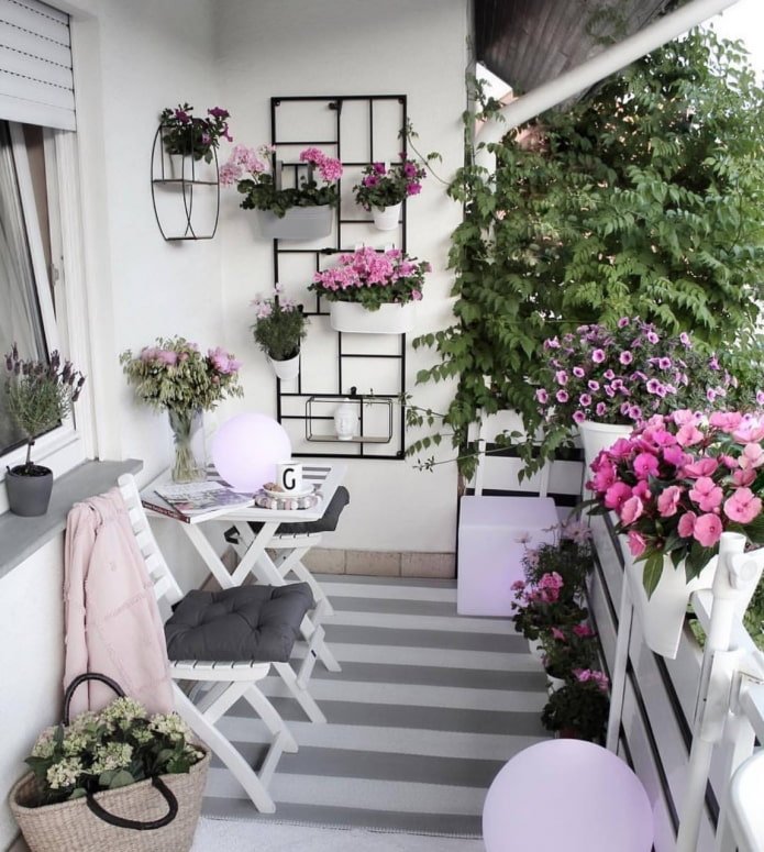 pareti chiare sul balcone