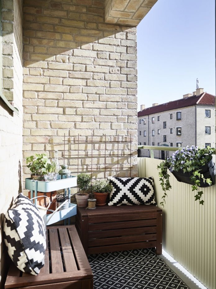 balcone aperto in una casa in mattoni