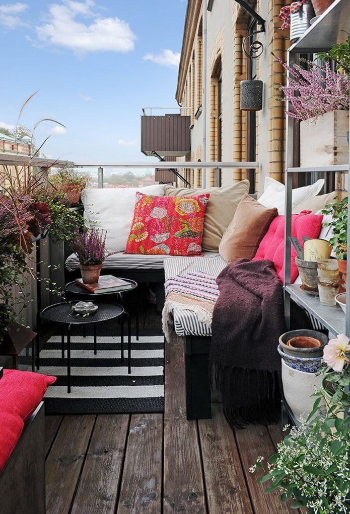 mobili per un balcone aperto