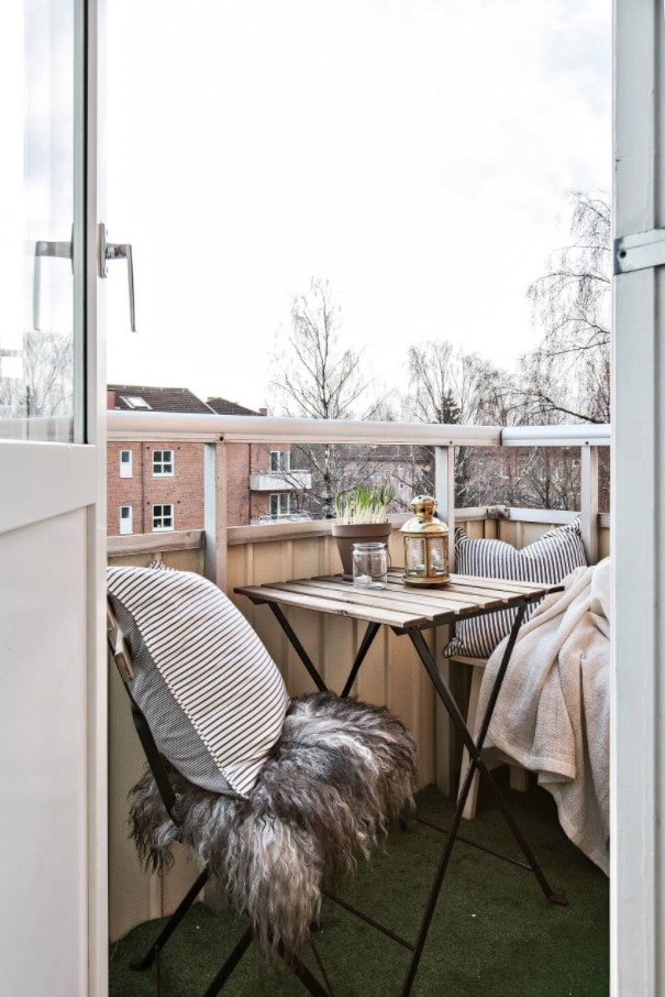 erba sintetica sul balcone