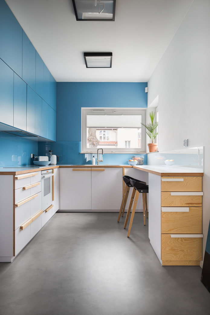 cucina luminosa a forma di P