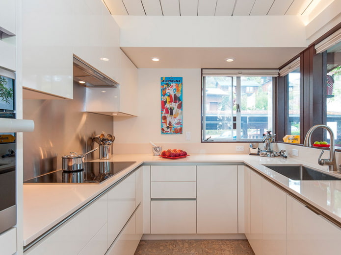 cucina con finestra ad angolo