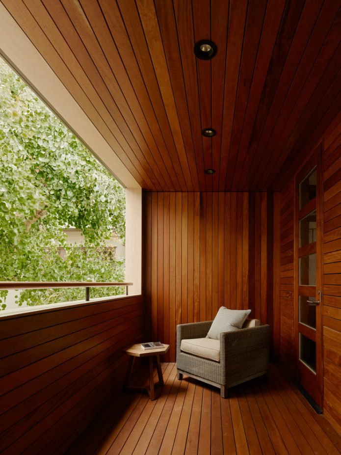 pannelli di legno sul balcone