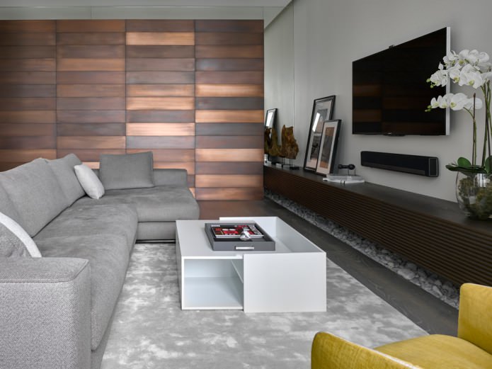 soggiorno moderno con boiserie in legno opaco su una delle pareti