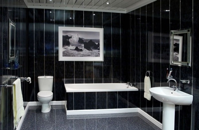 esempio di finitura di un bagno combinato con pannelli in PVC