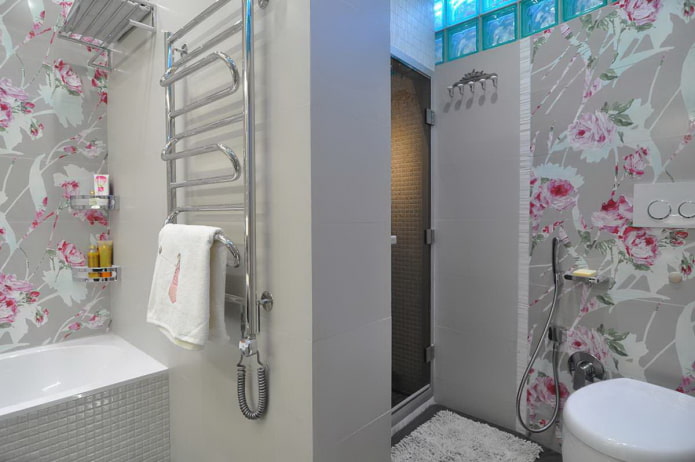 combinazione di piastrelle e pannelli in PVC