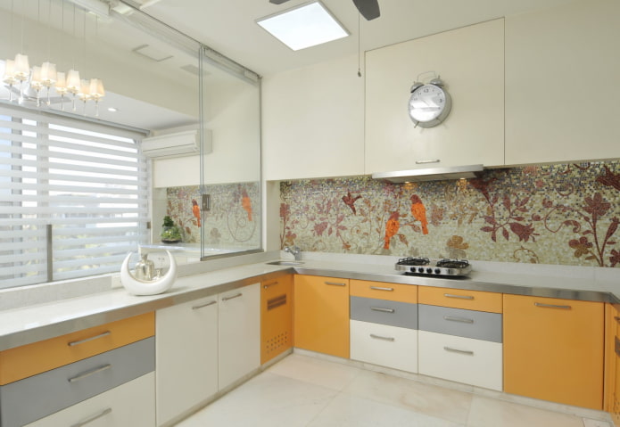 pannello a mosaico nell'interno della cucina