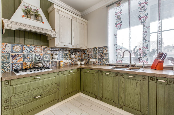 pannello all'interno della cucina in stile provenzale
